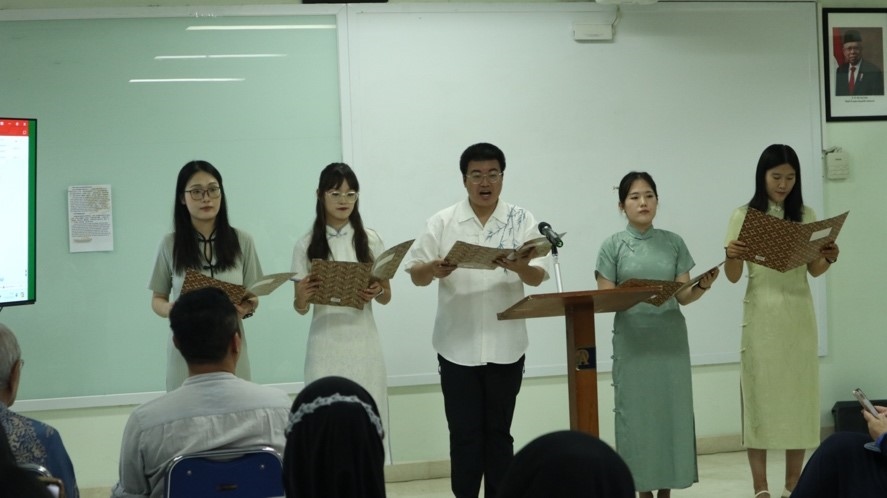 阿拉扎大學(xué)孔子學(xué)院志愿者教師表演詩朗誦。活動主辦方供圖