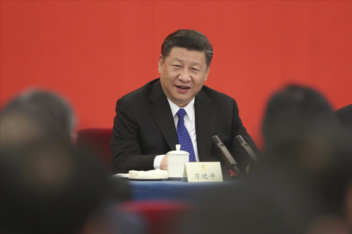 2018年3月4日下午，中共中央總書記、國(guó)家主席、中央軍委主席習(xí)近平看望參加全國(guó)政協(xié)十三屆一次會(huì)議的民盟、致公黨、無(wú)黨派人士、僑聯(lián)界委員，并參加聯(lián)組會(huì)，聽取意見和建議。 新華社發(fā)（盛佳鵬 攝）