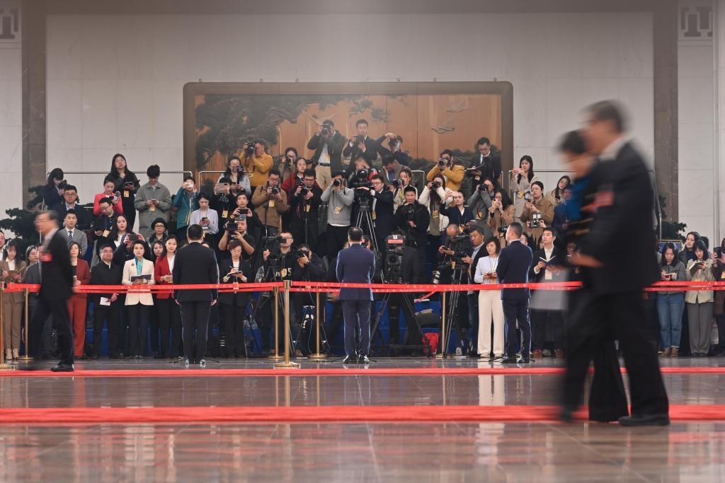 2024年3月10日，全國政協(xié)十四屆二次會議第三場“委員通道”集體采訪活動在北京人民大會堂舉行。新華社記者 宋為偉 攝