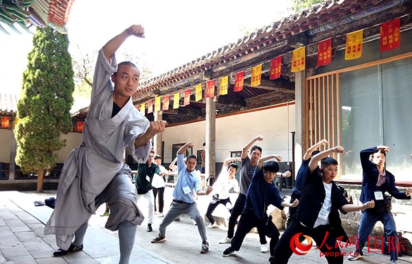 日本少林寺拳法青年代表團體驗體驗少林十三拳。人民網記者 張靖攝