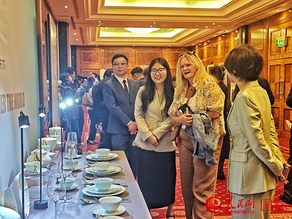 英國(guó)觀眾參觀“景德鎮(zhèn)制”區(qū)域品牌新品。人民網(wǎng)記者 邢雪攝