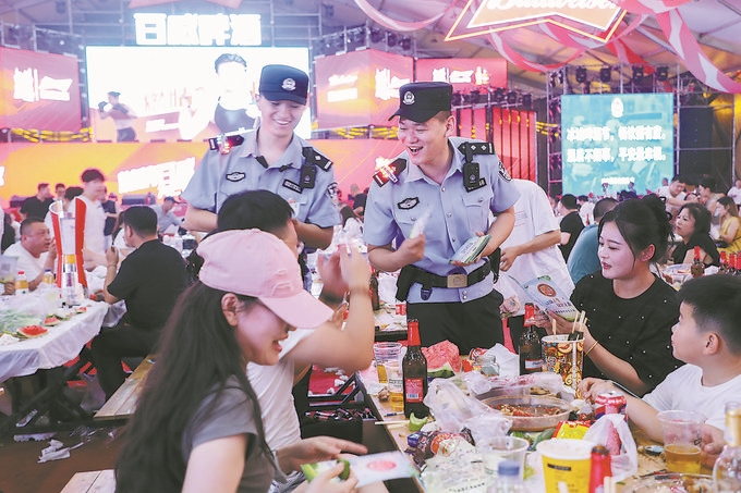 8月10日，黑龍江省哈爾濱市公安局松北分局民警輔警在啤酒大棚開(kāi)展安全宣傳。史繼東攝