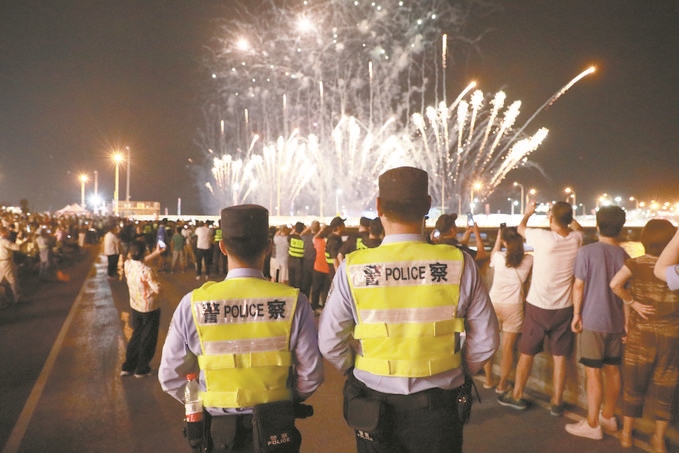 8月10日，黑龍江省哈爾濱市公安局松北分局民警輔警在啤酒大棚開(kāi)展安全宣傳。史繼東攝