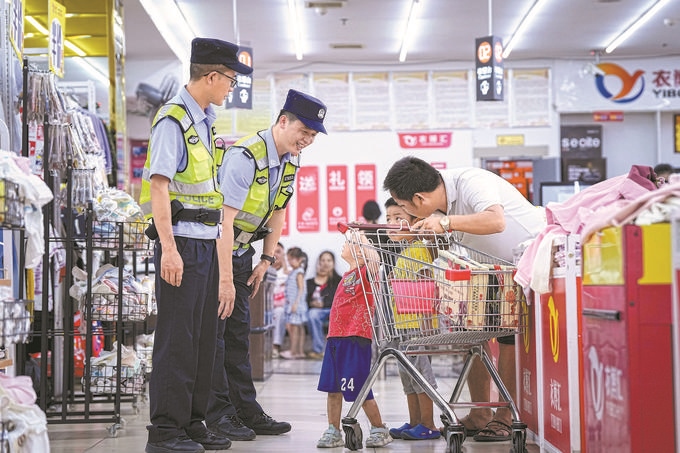 ?8月27日，貴州省凱里市公安局組織開(kāi)展拉網(wǎng)式大排查，民警在超市和群眾交流。周國(guó)輝攝