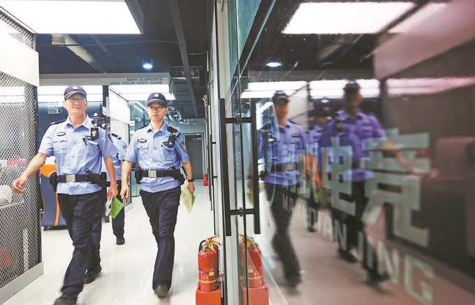 ▲7月6日，山西省新絳縣公安局龍興派出所組織警力對(duì)網(wǎng)吧等場(chǎng)所進(jìn)行集中治安檢查。高新生攝