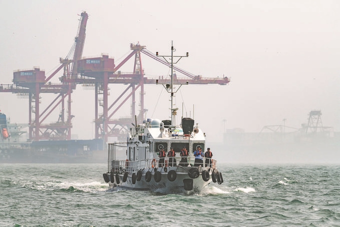 ?7月5日，秦皇島出入境邊防檢查站聯(lián)合秦皇島市公安局水陸巡特警支隊(duì)開(kāi)展海上聯(lián)合巡航。陳凈萱攝