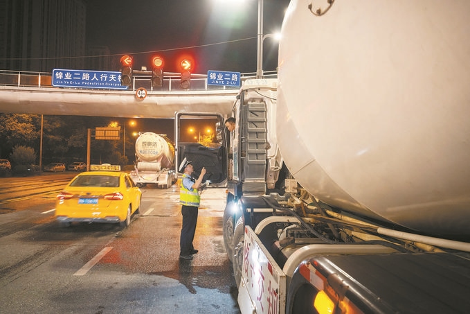 7月25日，陜西省西安市公安局交警支隊(duì)開(kāi)展全市中重型貨車及面包車違法異地互查整治行動(dòng)。孫崇明攝