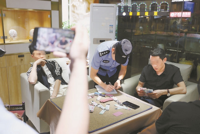 9月7日，云南省昆明市公安機(jī)關(guān)對(duì)棋牌室開(kāi)展檢查。