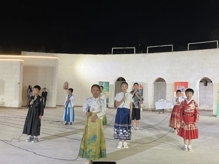 東方藝術(shù)文化館小朋友的詩(shī)朗誦表演。開(kāi)羅中國(guó)文化中心供圖