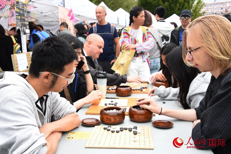 圍棋博弈。人民網(wǎng)記者 殷淼攝