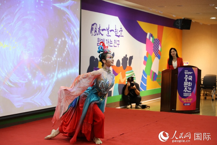 中國演員在中國文化周開幕式上表演舞蹈。人民網(wǎng)記者 莽九晨攝