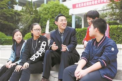 淮北市首批高層次人才儲備金獲得者、淮北市第一中學教師陳超（左三）在與學生交談?；幢笔形瞬殴ぷ骶止﹫D