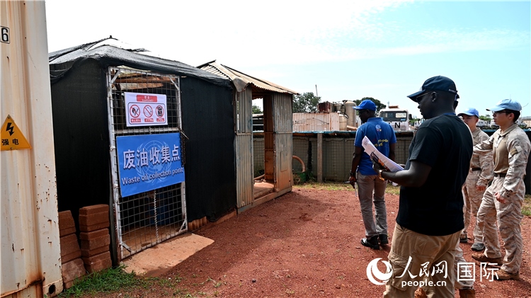 圖5 檢查廢棄油料收集點(diǎn)。王軍杰攝