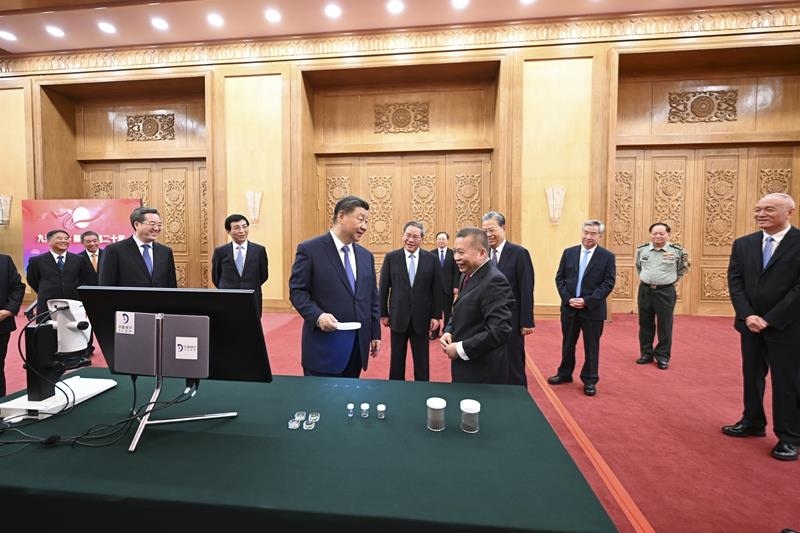 △2024年9月23日，習(xí)近平總書記等參觀月球樣品和探月工程成果展覽。