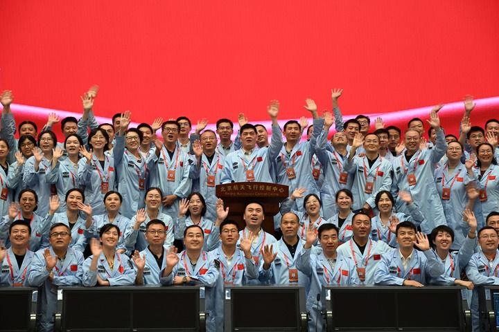 △2024年6月25日，嫦娥六號任務(wù)圓滿成功后，工作人員在北京航天飛行控制中心合影。