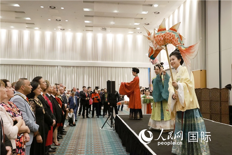 2、留學(xué)生表演了漢服展示《絲路霓裳》。邢雪攝