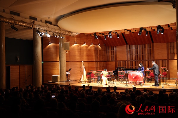 中國歌劇舞劇院的音樂家表演京劇曲牌《夜深沉》。人民網(wǎng)記者 禹麗敏攝