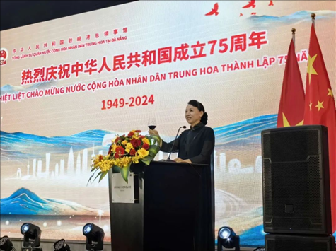 中國駐峴港總領(lǐng)事董碧幽在招待會上致辭。中國駐峴港總領(lǐng)館供圖