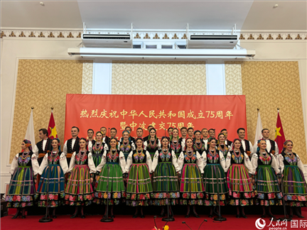 波蘭馬佐夫舍歌舞團(tuán)現(xiàn)場(chǎng)演出。人民網(wǎng)記者 禹麗敏攝