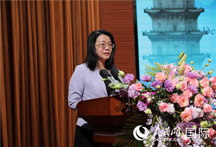 福建省人民政府外事辦公室副主任黃劭蓉在“走進中華文明——海絲印記 世遺泉州”主題人文交流活動中致辭。人民網(wǎng) 王婧攝