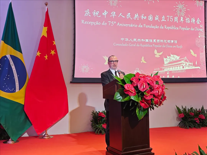 巴西外交部駐東北部地區(qū)辦公室主任德寶拉大使在招待會(huì)上致辭。 中國駐累西腓總領(lǐng)館供圖