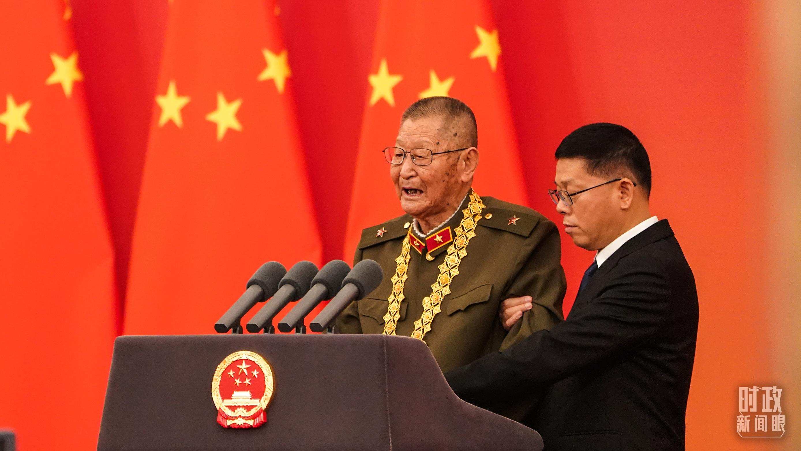 “共和國勛章”獲得者黃宗德在頒授儀式上發(fā)言。（總臺記者李晉拍攝）