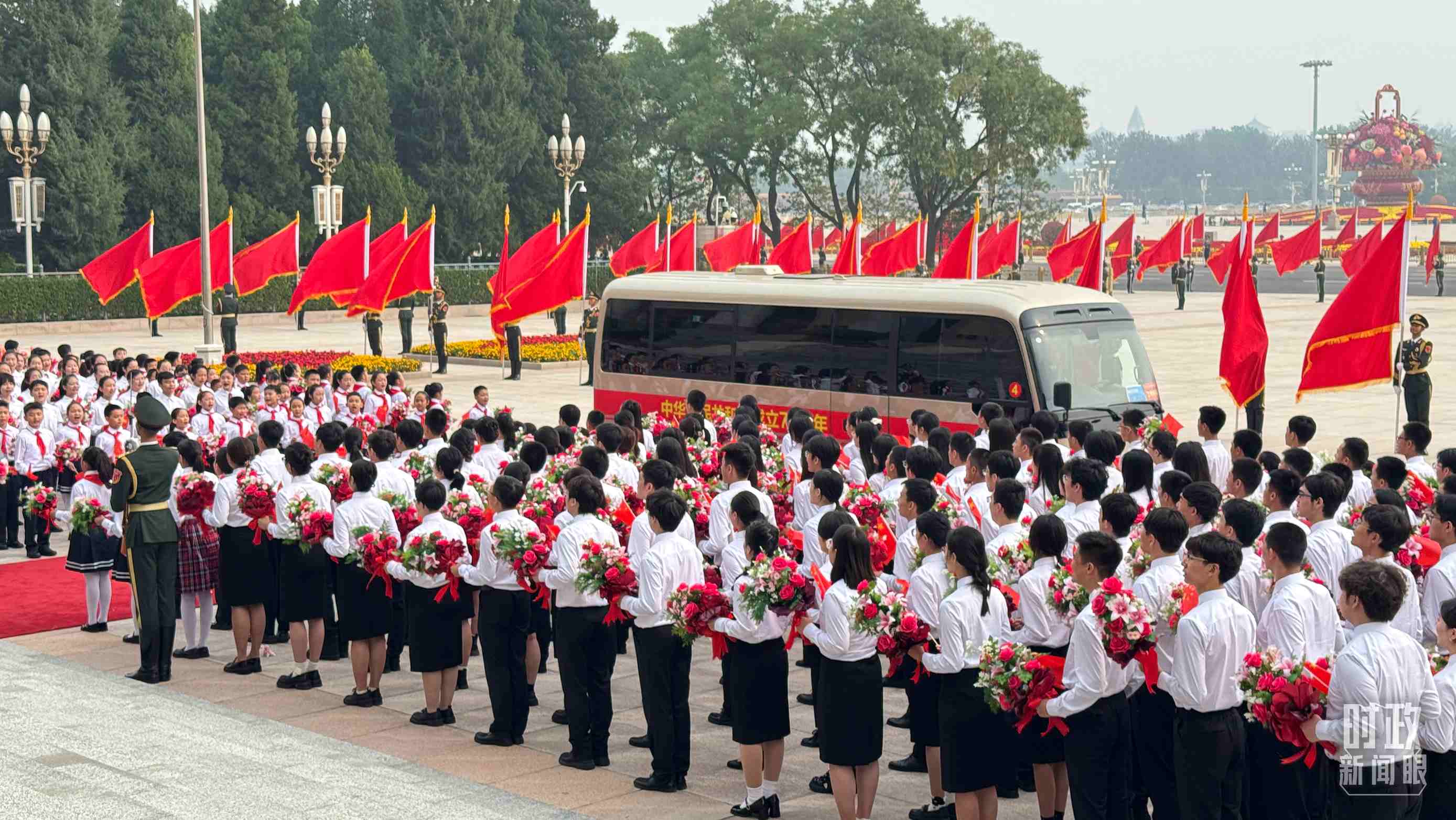 2024年9月29日，人民大會堂外，少先隊(duì)員列隊(duì)迎接英雄模范。（總臺央視記者蔣碩拍攝）