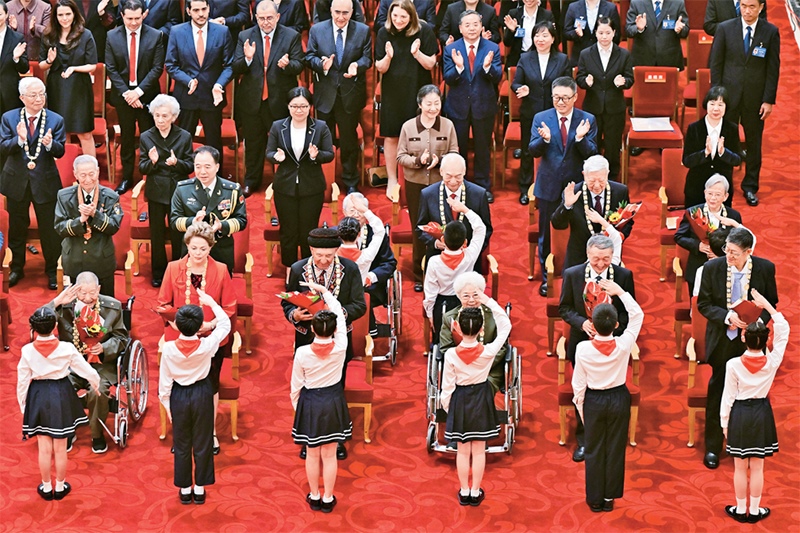 2024年9月29日，中華人民共和國國家勛章和國家榮譽稱號頒授儀式在北京人民大會堂隆重舉行。圖為少先隊員向國家勛章和國家榮譽稱號獲得者敬禮致意。 新華社記者 岳月偉/攝