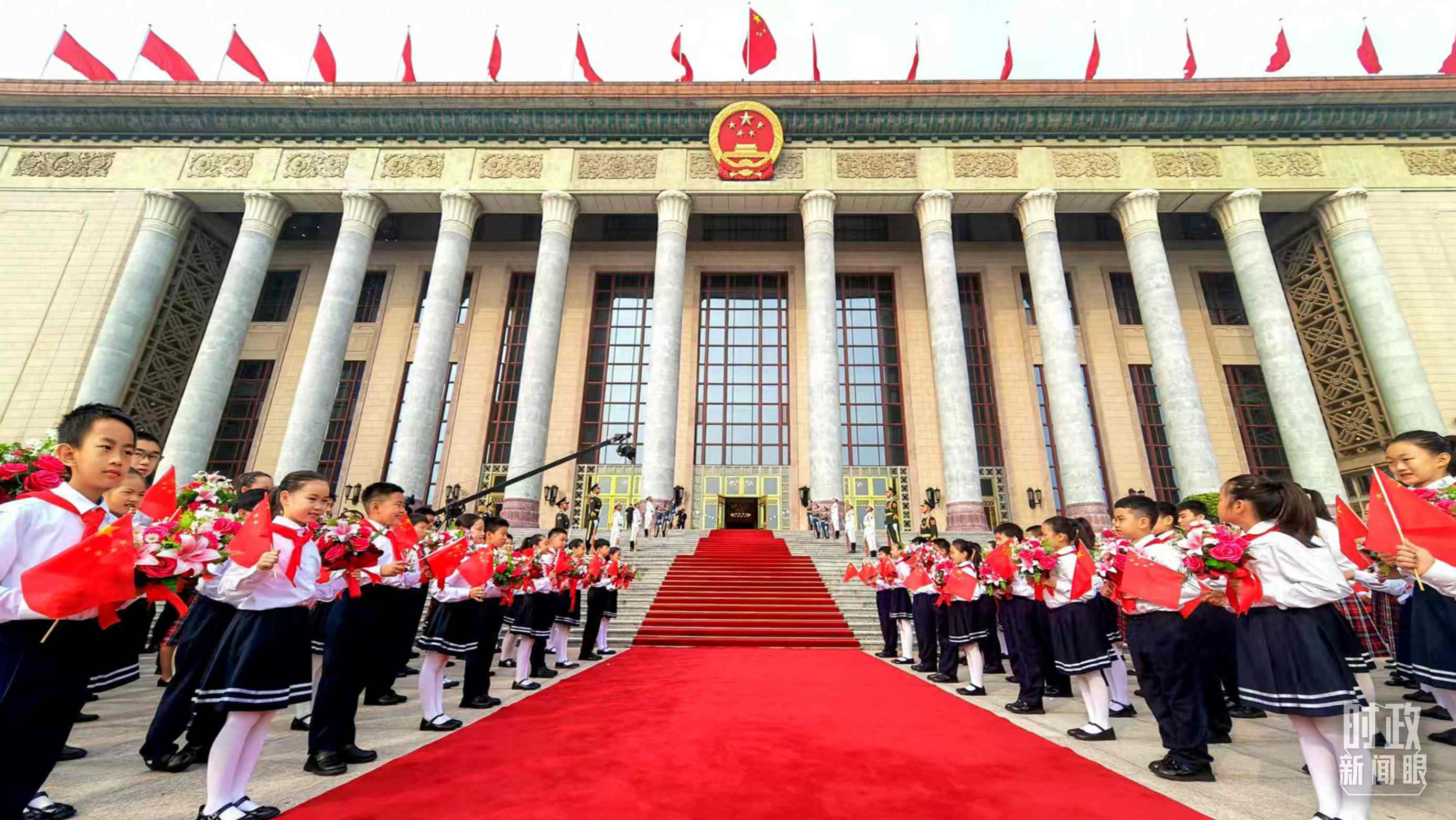 9月29日，人民大會堂外紅毯鋪就，迎接英雄模范。（總臺央視記者劉琦拍攝）