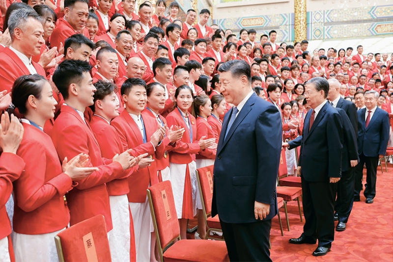 2024年8月20日，黨和國(guó)家領(lǐng)導(dǎo)人習(xí)近平、趙樂際、王滬寧、蔡奇、李希、韓正等在人民大會(huì)堂接見第33屆夏季奧林匹克運(yùn)動(dòng)會(huì)中國(guó)體育代表團(tuán)全體成員。 新華社記者 鞠鵬/攝
