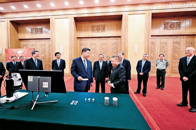 2024年9月23日，黨和國(guó)家領(lǐng)導(dǎo)人習(xí)近平、李強(qiáng)、趙樂際、王滬寧、蔡奇、丁薛祥、李希等在人民大會(huì)堂接見探月工程嫦娥六號(hào)任務(wù)參研參試人員代表并參觀月球樣品和探月工程成果展覽。這是習(xí)近平等參觀月球樣品和探月工程成果展覽。 新華社記者 謝環(huán)馳/攝