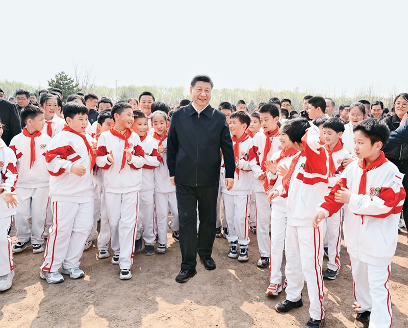 2024年4月3日，黨和國(guó)家領(lǐng)導(dǎo)人習(xí)近平、李強(qiáng)、趙樂際、王滬寧、蔡奇、丁薛祥、李希、韓正等來(lái)到北京市通州區(qū)潞城鎮(zhèn)參加首都義務(wù)植樹活動(dòng)。這是習(xí)近平同少先隊(duì)員在一起。 新華社記者 李學(xué)仁/攝