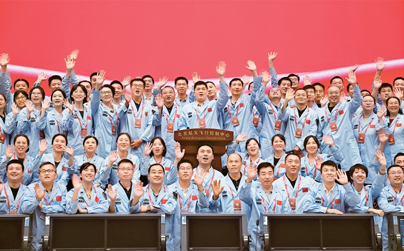 嫦娥六號完成了人類歷史上首次月球背面采樣，突破了多項關(guān)鍵技術(shù)，是我國建設(shè)航天強(qiáng)國、科技強(qiáng)國取得的又一標(biāo)志性成果，是我國探月工程的重要里程碑。圖為2024年6月25日，嫦娥六號任務(wù)圓滿成功后，工作人員在北京航天飛行控制中心合影。 新華社記者 金良快/攝