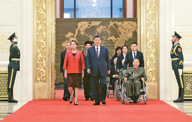 2024年9月29日，中華人民共和國(guó)國(guó)家勛章和國(guó)家榮譽(yù)稱號(hào)頒授儀式在北京人民大會(huì)堂金色大廳隆重舉行。中共中央總書記、國(guó)家主席、中央軍委主席習(xí)近平同國(guó)家勛章和國(guó)家榮譽(yù)稱號(hào)獲得者一同步入會(huì)場(chǎng)。 新華社記者 王曄/攝