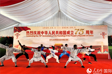 肯尼亞青年表演中國武術(shù)。人民網(wǎng)記者 黃煒鑫攝