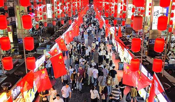 國慶臨近，河南省洛陽市老城歷史文化街區(qū)裝扮一新，國旗招展，處處洋溢著濃厚的國慶節(jié)日氛圍。來源：人民圖片網(wǎng)