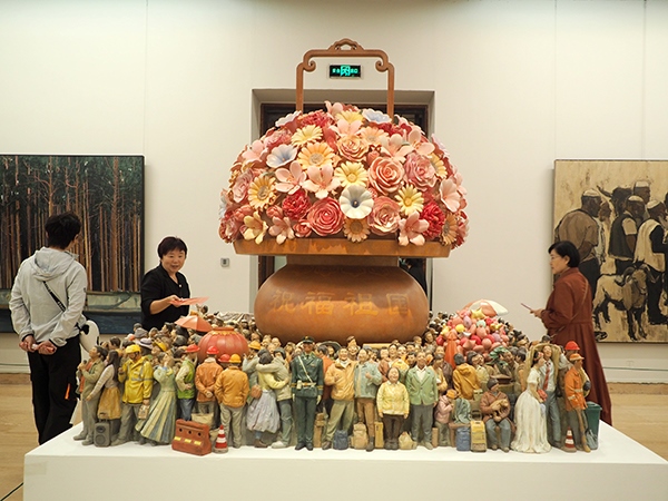 2024年9月28日，觀眾在中國美術(shù)館參觀“慶祝中華人民共和國成立75周年——第十四屆全國美術(shù)作品展覽進(jìn)京作品展”。杜建坡攝。來源：人民圖片網(wǎng)