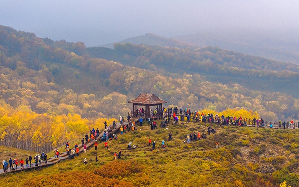 2024年9月27日，內(nèi)蒙古自治區(qū)赤峰市克什克騰旗烏蘭布統(tǒng)景區(qū)層林盡染，游人如織，風(fēng)光如畫。來源：人民圖片網(wǎng)