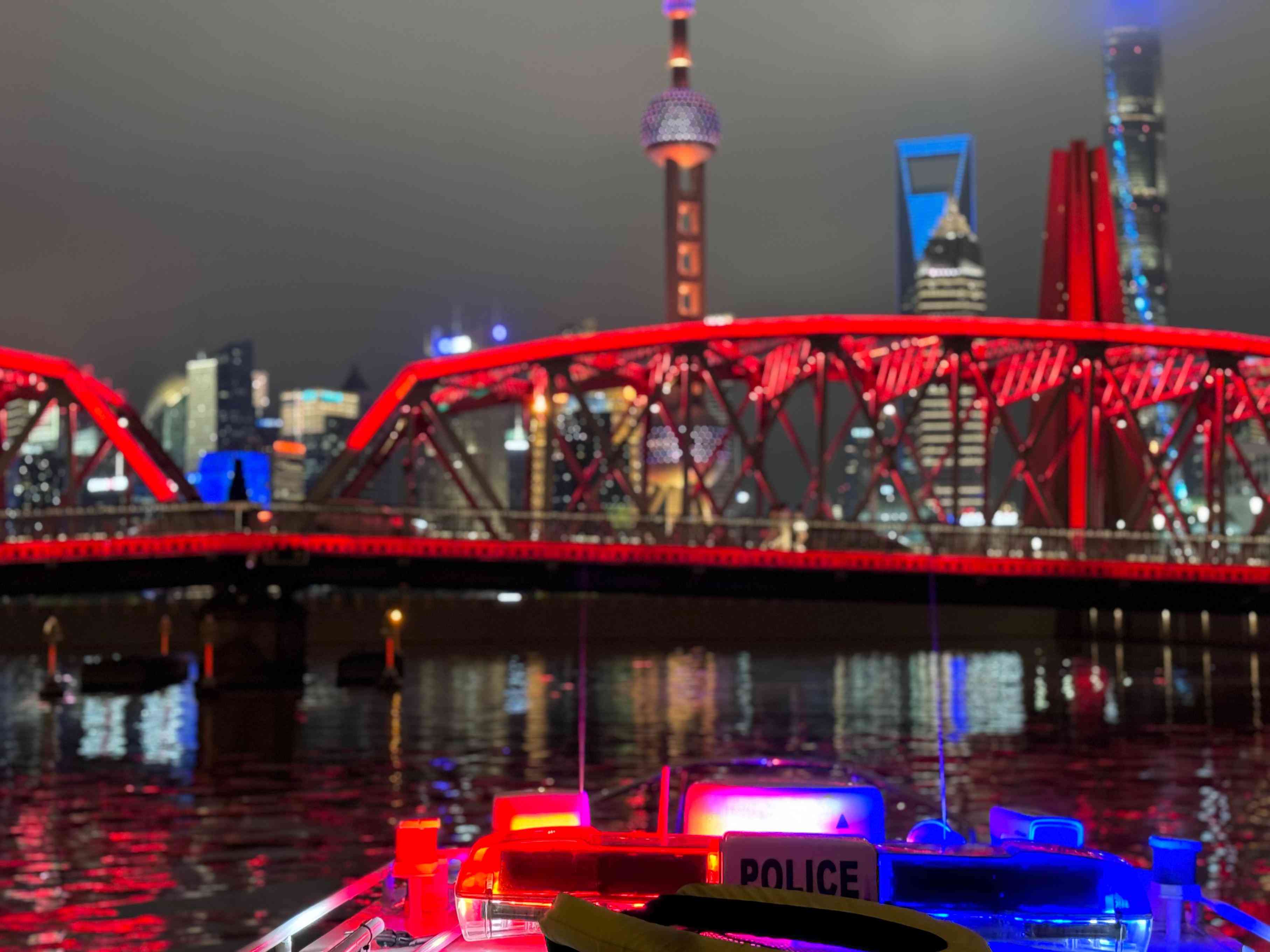 公安艇夜間巡邏。人民網(wǎng)記者 郝萍攝