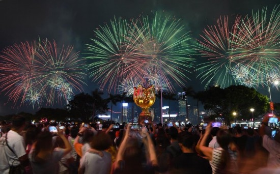 10月1日晚，香港國慶煙花匯演在維多利亞港舉行，慶祝中華人民共和國成立75周年。新華社記者 陳鐸 攝