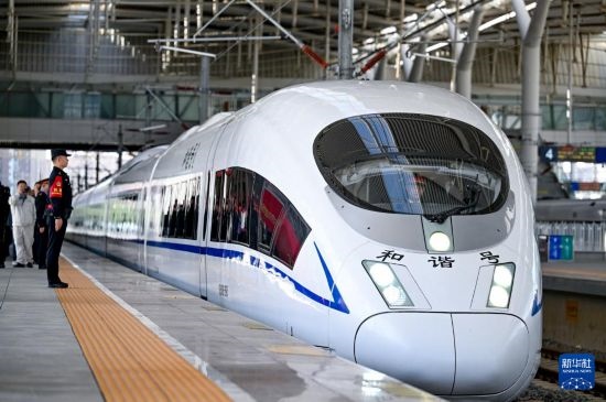10月1日，由銀川開往惠農(nóng)的C8218次列車從銀川站駛出。
