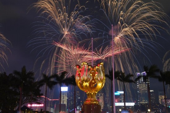10月1日晚，香港國慶煙花匯演在維多利亞港舉行，慶祝中華人民共和國成立75周年。新華社記者 陳鐸 攝