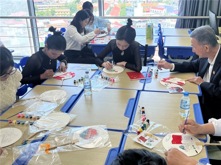 觀眾們?cè)隗w驗(yàn)畫扇。Sem Sophea攝