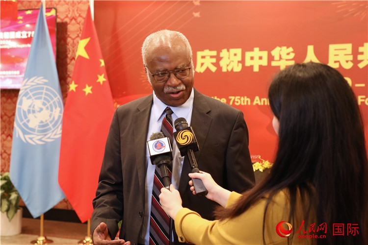 聯(lián)大主席菲勒蒙在招待會現(xiàn)場接受媒體采訪，他向中國政府和人民致以節(jié)日祝賀，表示中國的發(fā)展成就令人驚嘆。人民網(wǎng)記者 李志偉攝