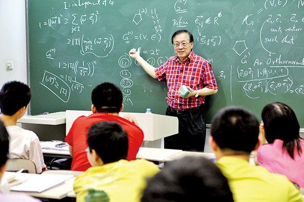 姚期智為清華大學(xué)學(xué)生授課。