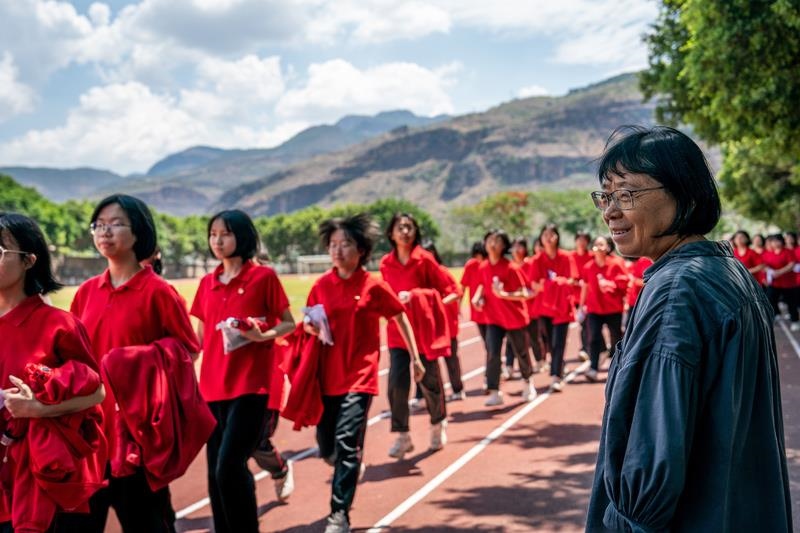 2024年6月7日，高考第一天，云南麗江華坪女高校長張桂梅組織走出考場的學(xué)生準(zhǔn)備返回學(xué)校。
