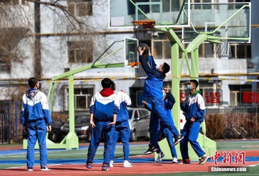 資料圖：初中生在課間休息時打籃球。中新社記者 劉新 攝