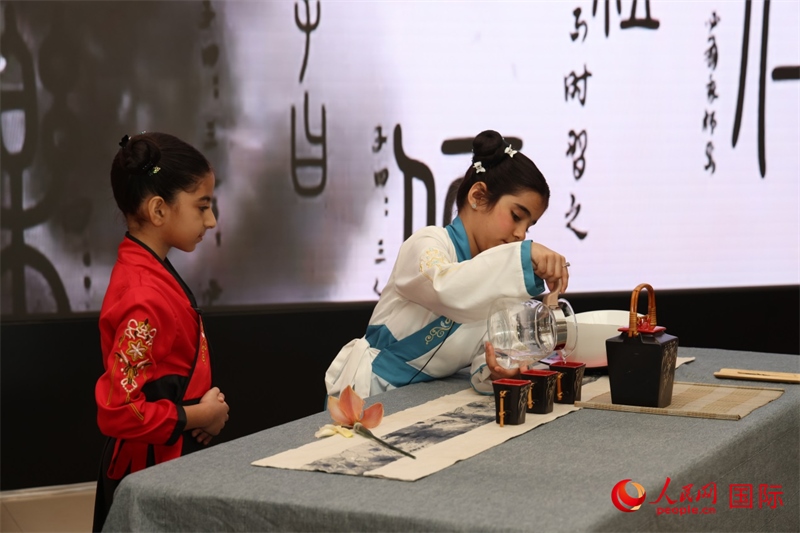 富查伊拉當(dāng)?shù)貙W(xué)校學(xué)生表演茶藝。人民網(wǎng)記者任皓宇攝