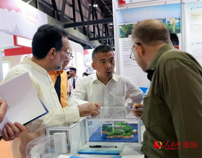 中企推出的綠色能源海水淡化系統(tǒng)吸引了參展商關(guān)注。人民網(wǎng)記者管克江攝
