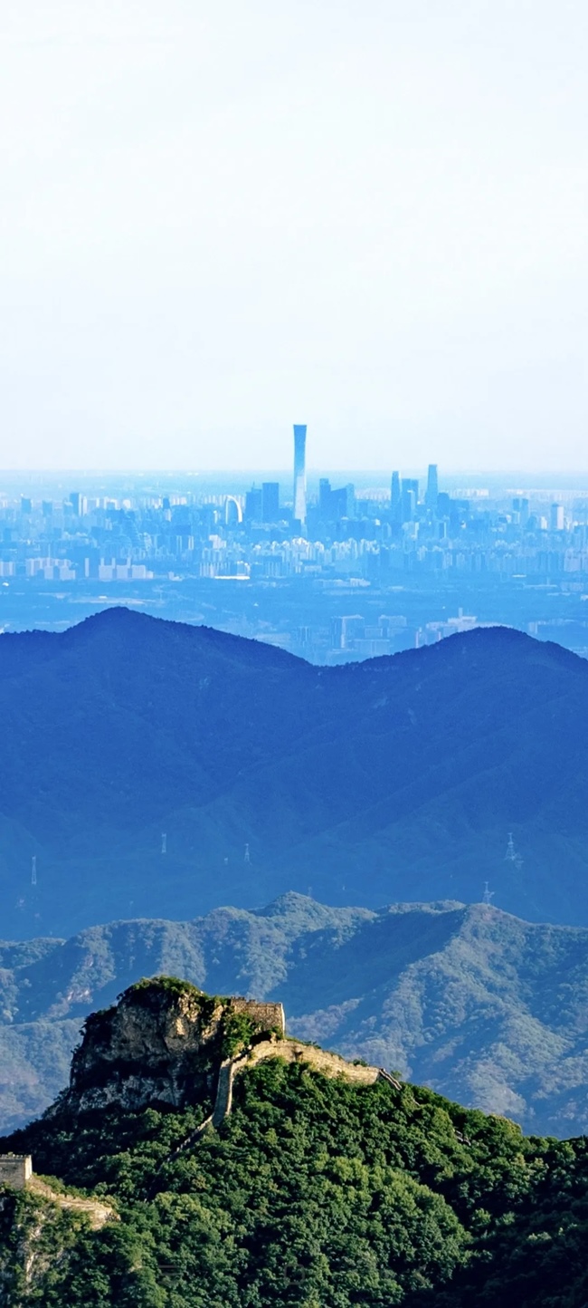 從長城上遠(yuǎn)眺，北京中央商務(wù)區(qū)清晰可見。（攝影：魯夢晗 王佰龍）